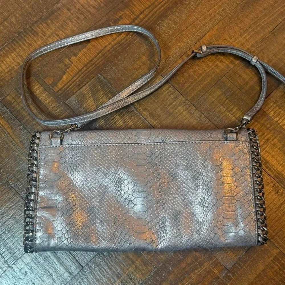Vintage Guess Y2K‎ Silver Snakeskin Crossbody Clutch Metallic Chain Bag